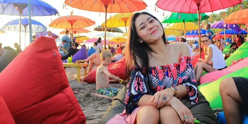 Gaya Liburan Vita Alvia, Modis dan Cantik