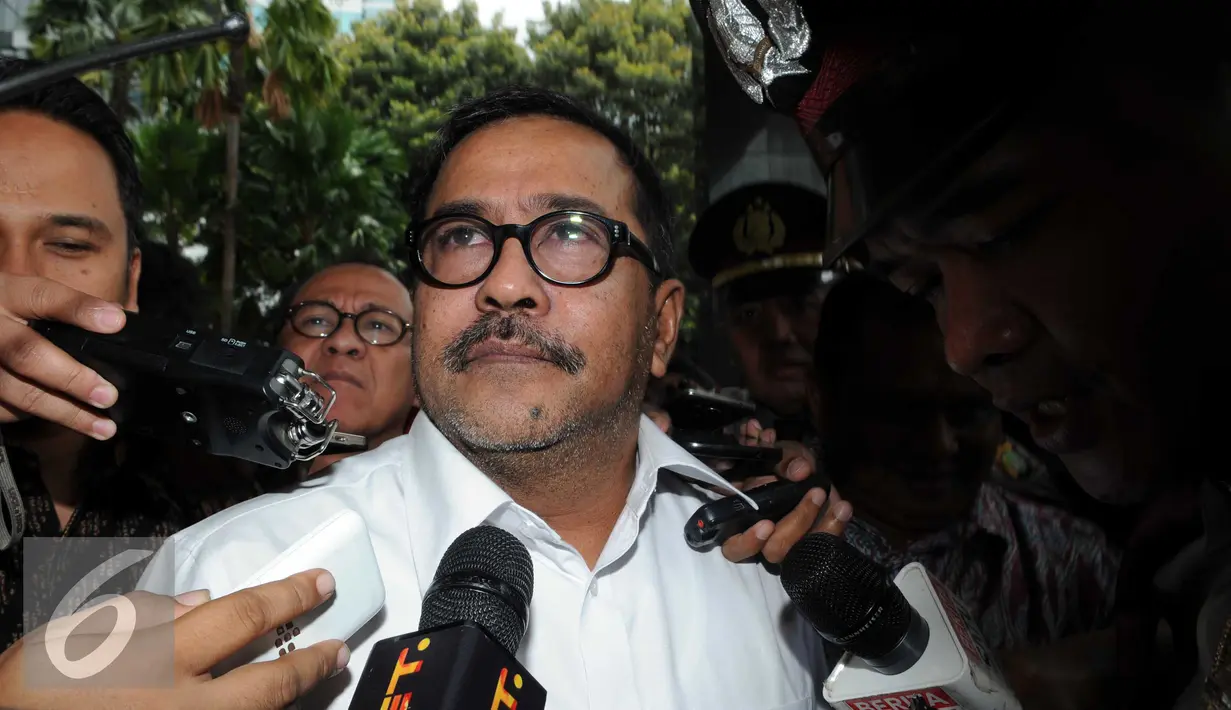 KPK kembali memeriksa Gubernur Banten Rano Karno sebagai saksi kasus dugaan tindak pidana korupsi pemberian suap terkait pembentukkan Bank Daerah Banten, Jakarta, Jumat (22/1). (Liputan6.com/Helmi Afandi)