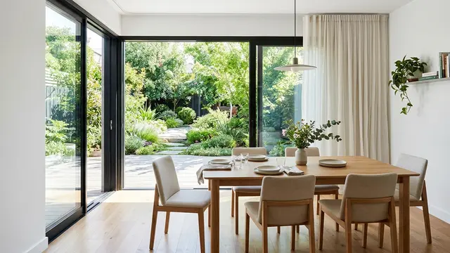 Desain Ruang Makan dengan Pintu Geser yang Menghadap Halaman