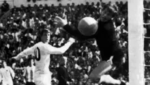 Penyerang Inggris, Geoff Hurst, menyundul bola melewati kiper Argentina, Antonio Roma, untuk mencetak satu-satunya gol dalam pertandingan perempat final mereka pada 23 Juli 1966 di stadion Wembley di London. (STRINGER/AFP)