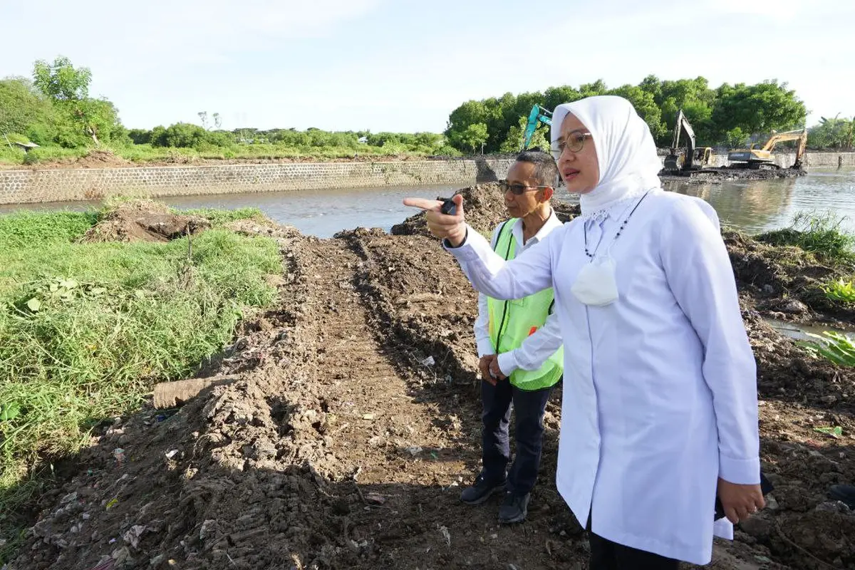 Bupati Banyuwangi Ipuk Fiestiandani tijau mengerjaan normalisasi sungai Kalilo (Istimewa)
