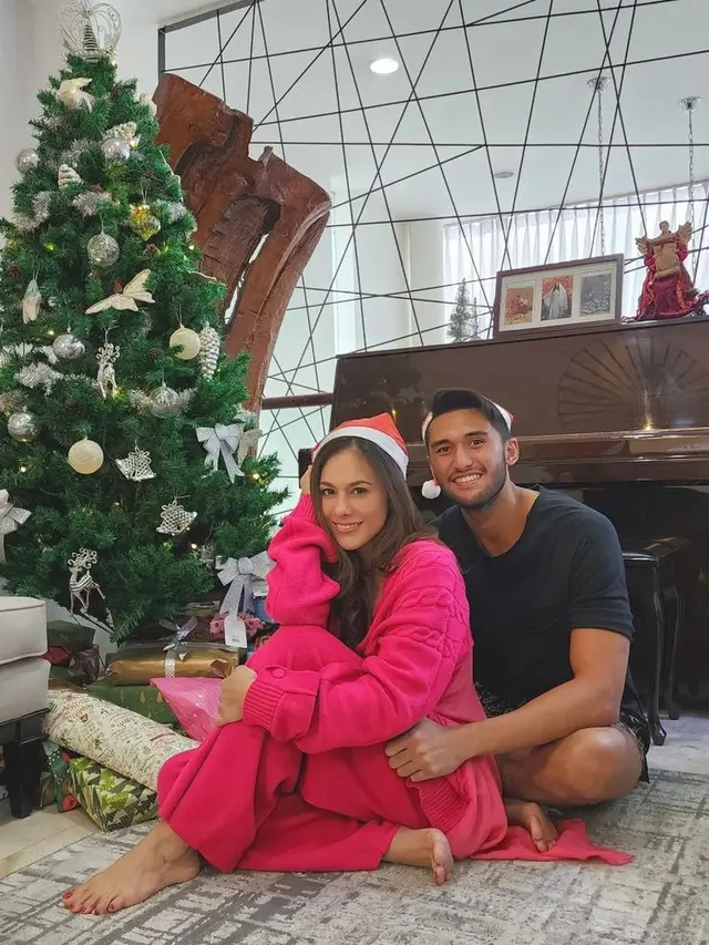 Gaya Wulan Guritno Rayakan Natal Bersama Keluarga dan Pacar, Cantik dengan Outfit Serba Pink