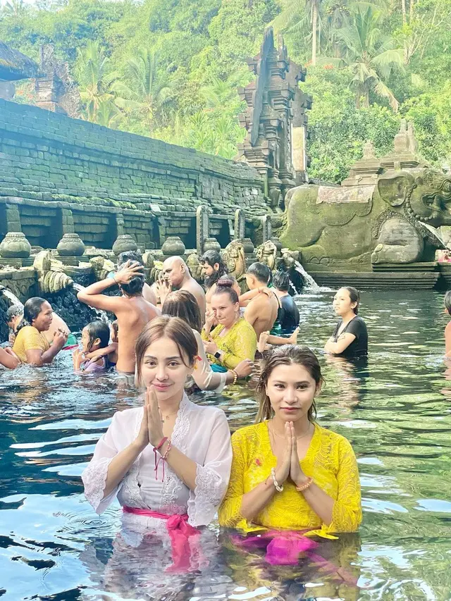 7 Potret Cupi Cupita Jalani Ritual Melukat di Bali, Penuh Khidmat