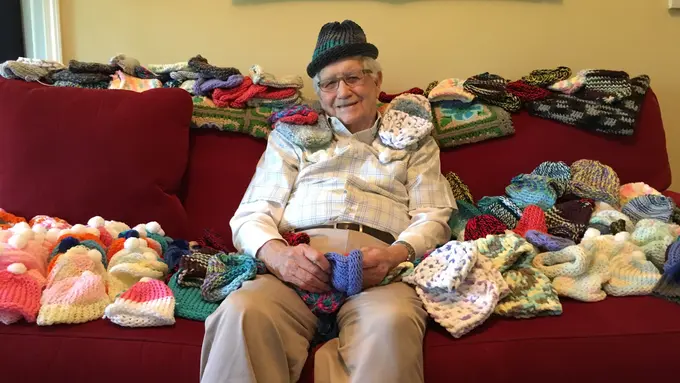 Bukan Uang, Ini Alasan Kakek Ed Belajar Merajut