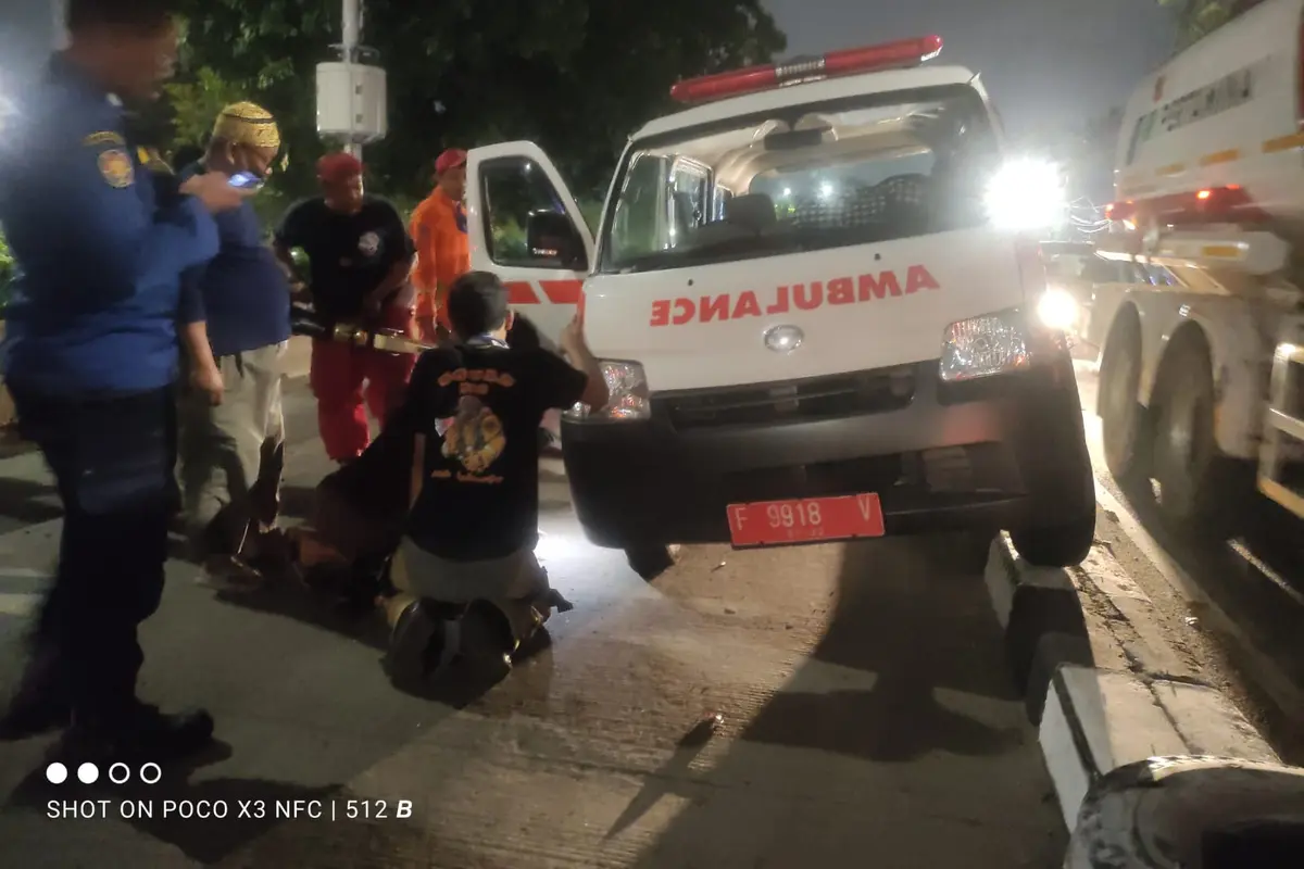 Mobil Ambulans pengangkut jenazah tersangkut di atas trotoar Jalan Perintis Kemerdekaan, Pulogadung, Jakarta Timur pada Jumat, 20 Agustus 2021 malam.