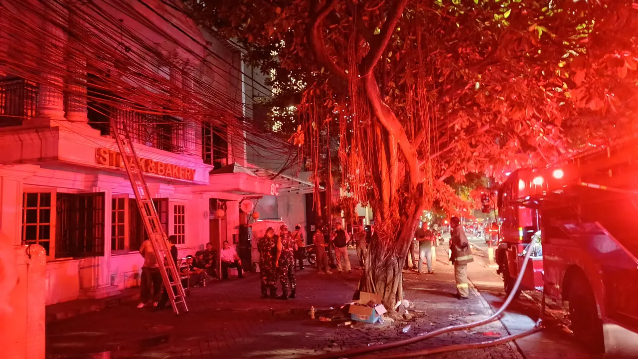 Suasana di sekitar restoran steak Jalan HOS Cokroaminoto, Menteng, Jakarta Pusat, masih tampak gelap beberapa saat setelah kebakaran berhasil dipadamkan. (Dimas Ramadhan)