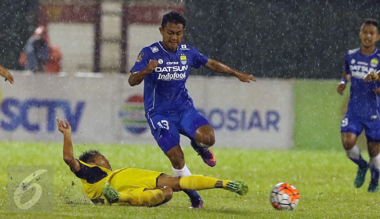 Penyerang Persib, Febri Hariyadi (tengah) melompat menghindari hadangan pemain Mitra Kukar FC saat laga 8 besar Piala Presiden 2017 di Stadion Manahan Solo, Sabtu (25/2). Persib unggul 3-2. (Liputan6.com/Helmi Fithriansyah)