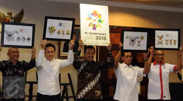 Menpora Imam Nahrawi (tengah) mengangkat logo baru Asian Games 2018 usai diluncurkan di Kantor Kepala Staf Kepresidenan, Jakarta, Kamis (28/7). Logo tersebut bertema The Energy of Asia terinspirasi dari Stadion GBK. (Liputan6.com/Helmi Fithriansyah)