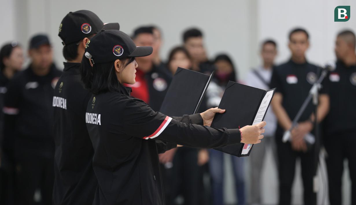 <p>Atlet panjat tebing putri, Desak Made Rita Kusuma Dewi (kanan) bersama atlet angkat besi putra, Rizki Juniansyah membacakan janji atlet dalam upacara Pengukuhan Kontingen Indonesia untuk Olimpiade Paris 2024 di Auditorium Wisma Kemenpora, Jakarta, Rabu (10/7/2024). Sebanyak 29 atlet akan mewakili Indonesia untuk berlaga dalam Olimpiade Paris 2024 pada 26 Juli hingga 11 Agustus 2024 mendatang. (Bola.com/Abdul Aziz)</p>