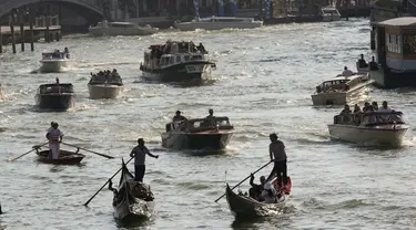 Pemandangan perahu dan gondola di kanal, di Venesia, Italia, Rabu, 13 September 2023. (AP Photo/Luca Bruno)