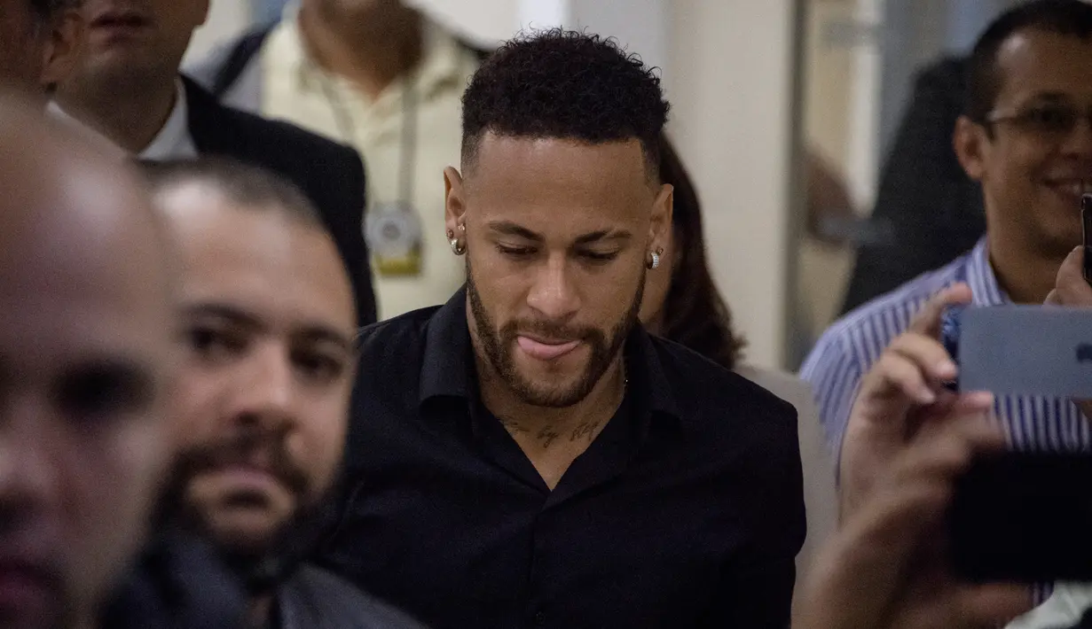 Bintang timnas Brasil, Neymar meninggalkan kantor polisi di Rio de Janeiro, Kamis (6/6/2019). Kedatangan Neymar untuk memberikan keterangan terkait menyebarkan foto dan percakapan pribadi dengan perempuan yang menudingnya melakukan pemerkosaan ke media sosial. (Mauro Pimentel/AFP)