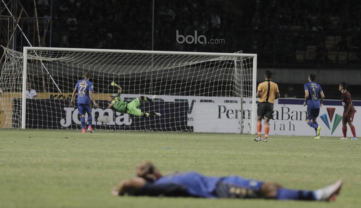 Seorang pemain Persib Bandung tergeletak saat striker PSM Makassar, Wiljan Pluim, menyarangkan gol  pada laga lanjutan Liga 1 di Stadion GBLA, Bandung, Rabu, (5/7/2017). (Bola.com/M Iqbal Ichsan)