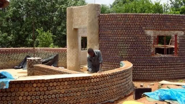 Rumah Dari Botol Plastik