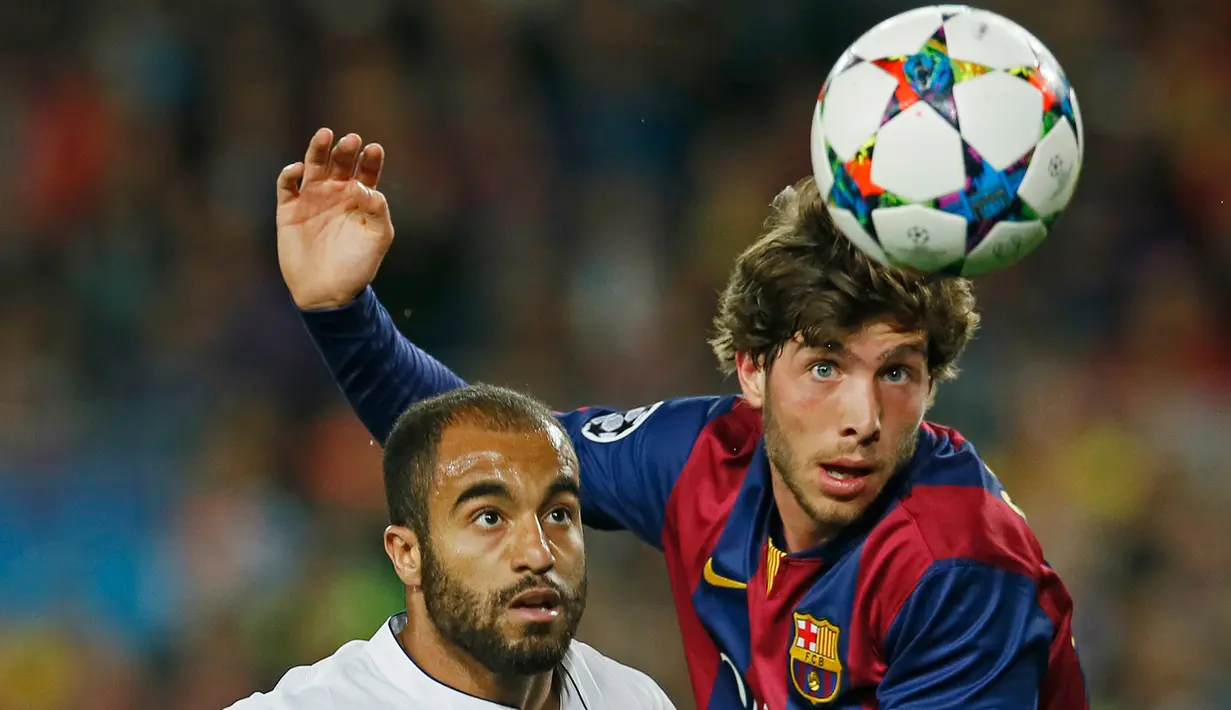 Gelandang Barcelona, Sergi Roberto berebut bola udara dengan pemain PSG Lucas Moura di leg kedua 8 besar Liga Champions di Stadion Nou Camp, Spanyol, Rabu (22/4/2015). Barcelona menang 2-0 atas Paris Saint Germain. (Reuters/Albert Gea)
