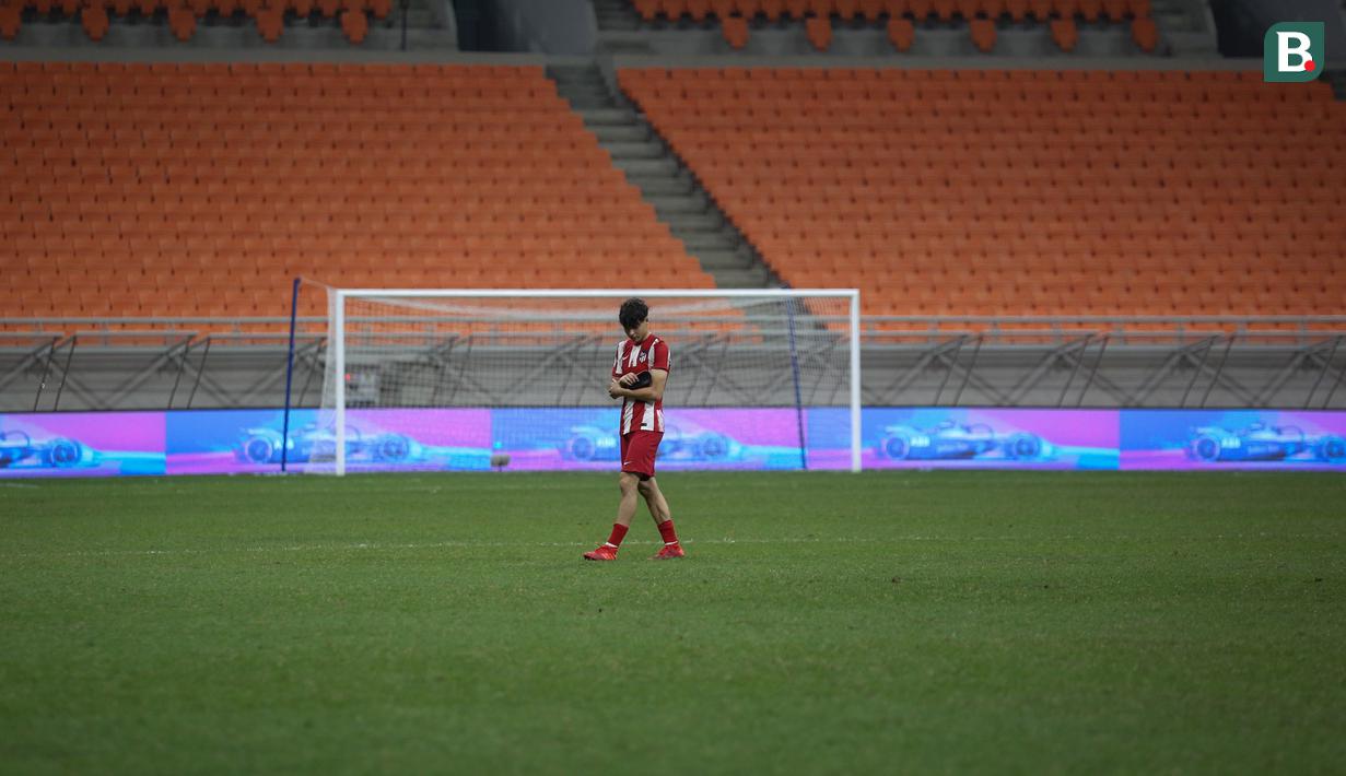 Sekitar lima menit, Pablo Pozos Bueno yang berjalan dengan kepala tertunduk, mulai berbalik arah menuju pinggir lapangan. (Bola.com/Bagaskara Lazuardi)