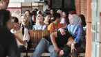 Orangtua murid menunggu antrean pengambilan nomor token PPDB DKI Jalur Zonasi di SMA Negeri 21, Jakarta, Senin (24/6/2019). Pendaftaran PPDB DKI Jakarta Jalur Zonasi SMP-SMA dibuka pada 24-26 Juni 2019 mulai pukul 08.00-16.00 WIB. (merdeka.com/Iqbal Nugroho)