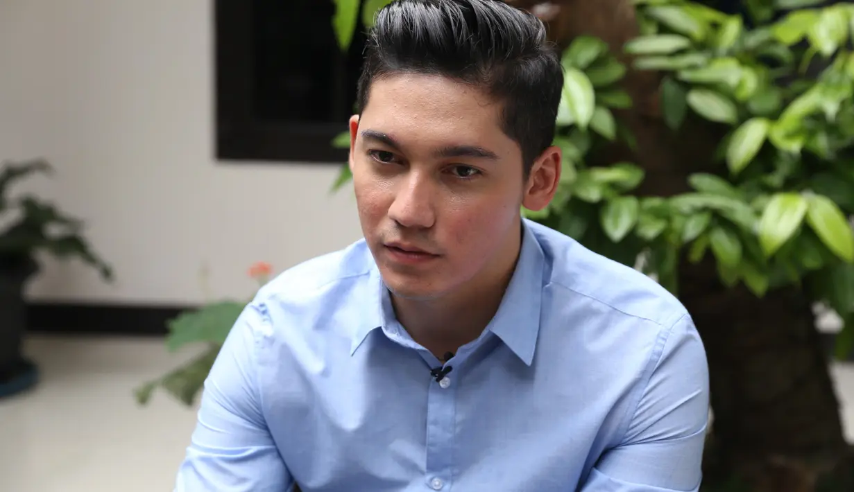 Menurut suami Franda ini, orang ketiga tidak bisa disalahkan salah satu. Yaitu si pelakor saja, tapi juga sang suami yang mau melayani. Saat ditemui di lokasi syuting Anak Langit, ia sedikit memberikan komentarnya. (Nurwahyunan/Bintang.com)