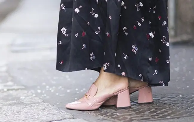 Berikut beberapa model sepatu yang perlu Anda hindari agar tetap tampil trendi dan muda. (Foto: www.whowhatwear.com)