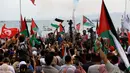 Sejumlah relawan menyambut antusias kedatangan aktivis kemanusiaan dari berbagai negara yang berangkat dari Spanyol di pelabuhan Sidi Bou Said, Tunis, Tunisia, pada Minggu 7 September 2025. (AP Photo/Anis Mili)