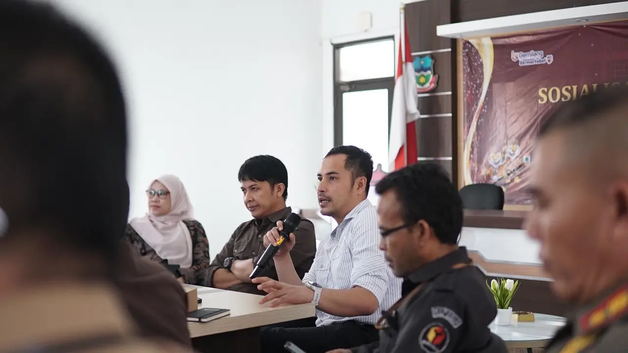 Ketua KPUD Garut Dian Hasanudin memimpin rakor persiapan debat terakhir pilkada Garut 2024 yang diselenggarakan secara live melalui televisi nasional petang nanti. (Liputan6.com/Jayadi Supriadin)