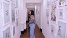 Pegunjung melihat booth start up di EV Hive @ Filateli di Pasar Baru Jakarta, Jumat (6/4). EV Hive @ Filateli adalah kerja sama antara EV Hive dan PT Pos Properti untuk mengaktivasi bangunan bersejarah dari PT Pos Properti. (Liputan6.com/Angga Yuniar)