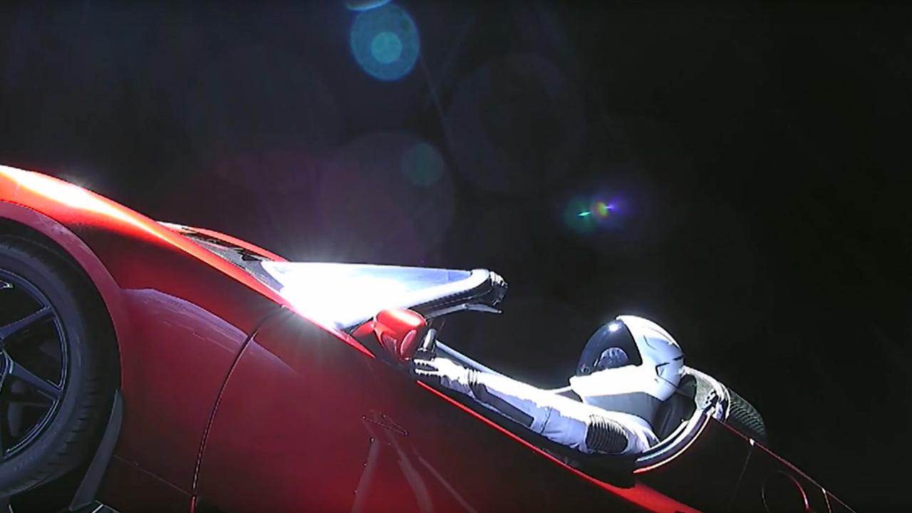 Lewat Roket Falcon Heavy, Ini Mobil Listrik Pertama yang ke Luar Angkasa