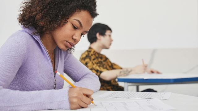 Ilustrasi mengerjakan tugas, soal