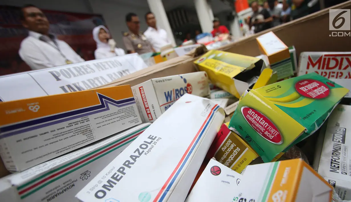 Sejumlah obat hasil operasi di sejumlah apotek, toko, dan warung ditampilkan di Polda Metro Jaya, Jakarta, Rabu (20/9). Obat tersebut disita untuk mencegah jatuhnya korban akibat penyalahgunaan obat secara ilegal. (Liputan6.com/Immanuel Antonius) 