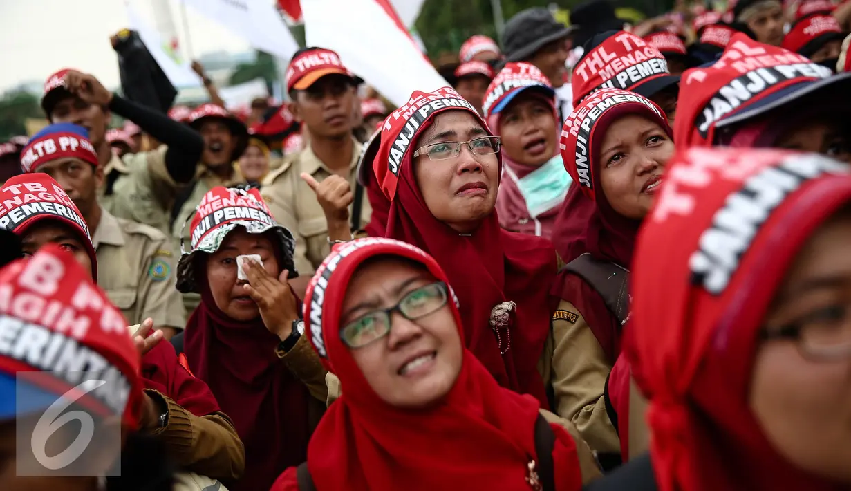 Sejumlah THL TBPP menangis saat unjuk rasa di depan Istana Merdeka, Jakarta, Rabu (7/9). Mereka meminta pemerintah mengangkat 19.156 orang THL-TBPP menjadi pegawai aparatur negara (ASN) serta PNS tanpa batasan usia. (Liputan6.com/Faizal Fanani)