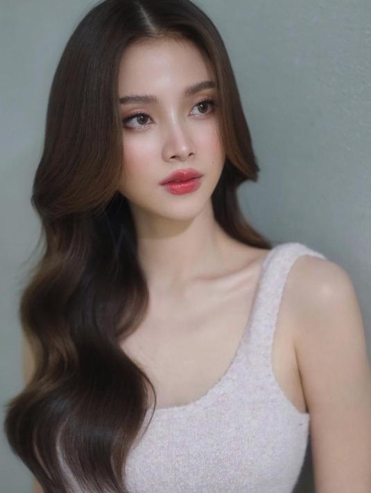 Karir Baifern Pimchanok di dunia hiburan sudah tidak diragukan lagi. Beberapa penghargaan pernah didapatkannya, salah satunya Star's Light Awards. (FOTO: instagram.com/baifernbah/)