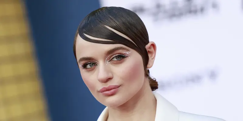 Joey King Tampil Seksi Saat Hadiri Pemutaran Film Bullet Train di Los Angeles