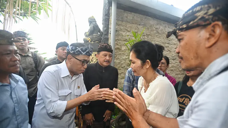 Menteri Perhubungan Budi Karya Sumadi mengunjungi keluarga Almarhum (alm). Putu Satria Ananta Rustika di Klungkung, Bali, Kamis (9/5/2204).  (Foto: Kementerian Perhubungan)
