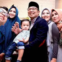 Raffi Ahmad dan Nagita Slavina foto bersama dengan Walikota Bandung Ridwan Kamil (Instagram/@gatot_adri)