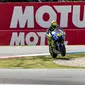 Insiden senggolan di lap terakhir dengan Marc Marquez sempat membuat Valentino Rossi keluar lintasan. (Reuters/MICHAEL KOOREN)