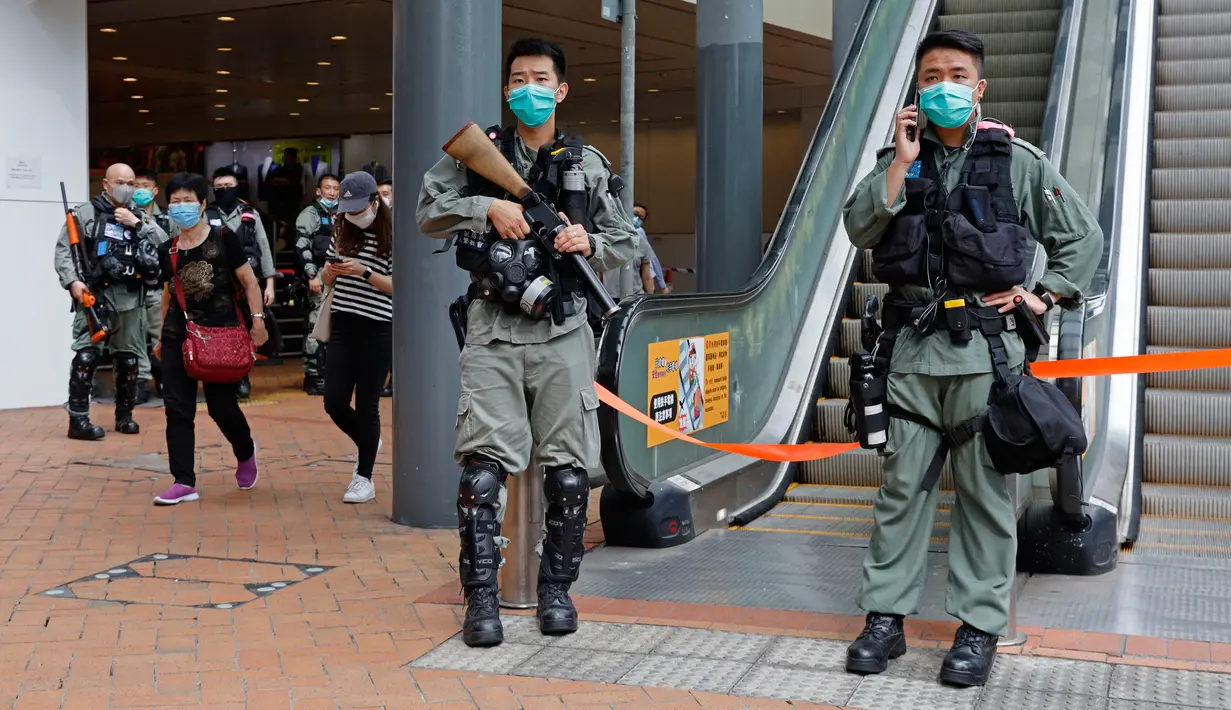 Polisi anti huru-hara memblokir sebuah jembatan di dekat Gedung Dewan Legislatif di Hong Kong, Rabu (27/5/2020). Penjagaan ekstra dilakukan menimbang kemungkinan aksi menentang Rancangan Undang-undang (RUU) yang mengkriminalkan penghinaan terhadap lagu kebangsaan China. (AP Photo/Kin Cheung)