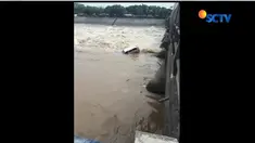 Peristiwa nahas tersebut sempat te terekam video amatir. Terlihat mobil tercebur ke Sungai Brantas di pintu air Rolak Songo.