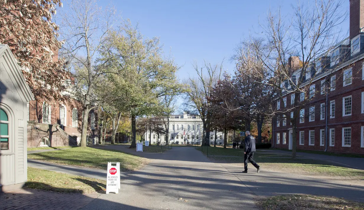 <p>Seorang polisi berjalan di Universitas Harvard menyusul ancaman bom di gedung yang berlokasi di Cambridge, AS, Senin (16/11). Petugas mensterilkan empat gedung di universitas terkemuka di negara adidaya tersebut. (Scott Eisen/Getty Images/AFP)</p>
