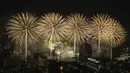 Kembang api meledak di atas Sungai Chao Phraya saat perayaan Tahun Baru di Bangkok, Thailand, Minggu (1/1/2022). Malam pergantian tahun identik dengan pesta kembang api. (AP Photo/Sakchai Lalit)