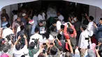 Sejumlah pelayat bersiap menggotong jenazah Ketua KPU Husni Kamil Manik usai disalatkan di Kompleks KPU, Jakarta, Jumat (8/7). Husni Kamil Manik wafat diusia 40 tahun pada Kamis malam (7/7). (Liputan6.com/Helmi Fithriansyah)
