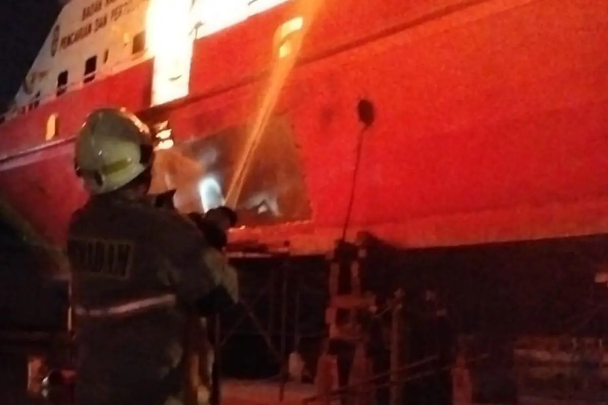 petugas damkar memadamkan api membakar kapal di muara angke, jakarta utara, Rabu (22/7/2026) malam.