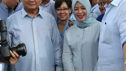 Capres nomor urut dua Prabowo Subianto bersama  istri dari Sandiaga Uno, Nur Asia Uno saat menghadiri acara Deklarasi Emak-emak dan anak-anak minum susu (Gerakan Emas) di Jakarta Timur,Rabu (24/10). (Merdeka.com/Imam Buhori)