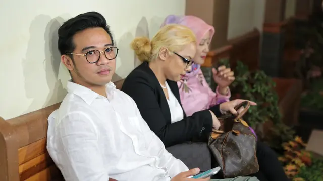 [Bintang] Roby Geisha dan Cinta Ratu Nansya
