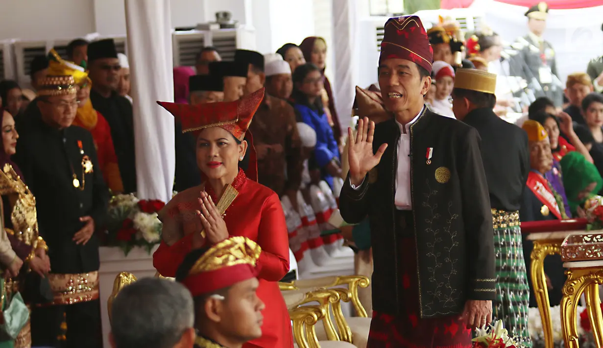 Presiden Joko Widodo bersama Ibu Negara Iriana usai peringatan HUT RI ke 72 di Istana Merdeka, Jakarta, Kamis (17/8). Presiden Jokowi  memberikan sepeda kepada tamu dengan pakaian adat terbaik. (Liputan6.com/Pool)