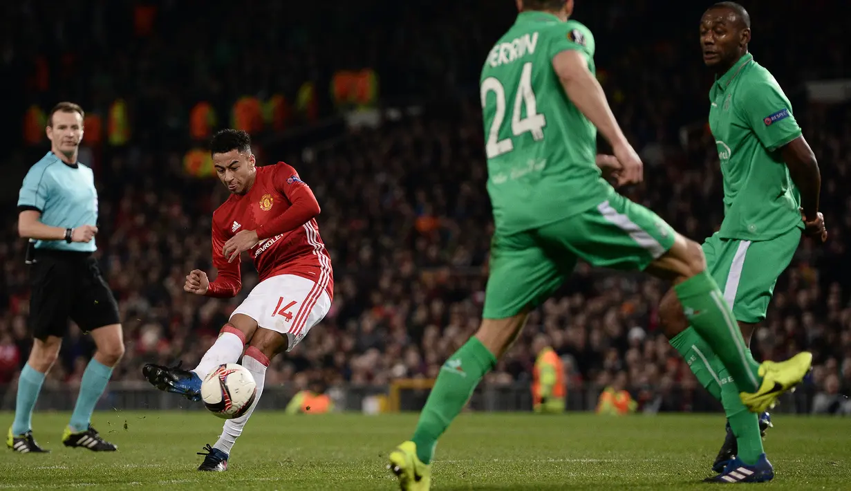 Gelandang Manchester United, Jesse Lingard berusaha menendang bola ke arah gawang saat bertanding melawan Saint-Etienne dalam laga Liga Eropa di Olad Trafford, Inggris, (16/2). MU menang telak atas Saint-Etienne 3-0. (AFP Photo / Oli Scarff)