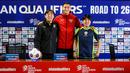 <p>Pelatih Timnas Indonesia, Shin Tae-yong (kiri) berfoto bersama dengan Jay Idzes (tengah) dan penerjemah Jeong Seok-seo atau Jeje saat konferensi pers menjelang laga lanjutan putaran ketiga grup C Kualifikasi Piala Dunia 2026 melawan Jepang di Stadion Utama Gelora Bung Karno (SUGBK), Senayan, Jakarta, Kamis (14/11/2024). (Bola.com/Bagaskara Lazuardi)</p>