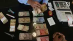 Karyawan memeriksa uang kertas rupiah yang rusak di tempat penukaran uang rusak di Gedung Bank Indonessia, Jakarta (4/4). Bank Indonesia memfasilitasi masyarakat untuk menukarkan uang rupiah yang rusak secara gratis. (Merdeka.com/Arie Basuki)