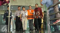 Fahmi Darmawansyah berjalan meninggalkan gedung KPK usai menjalani pemeriksaan, Jakarta, Jumat (23/12). Sebelumnya Fahmi tidak menghadiri panggilan KPK, dengan alasan ia sedang berada di luar negeri. (Liputan6.com/Helmi Affandi)