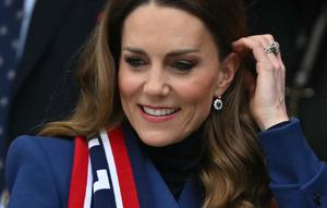 Kate Middleton di pertandingan rugby dengan mengenakan mantel Alexander McQueen. (dok. Glyn KIRK / AFP)
