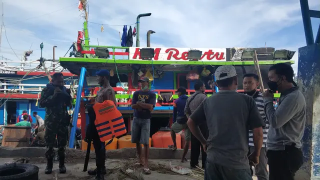 Viral video sejumlah lumba-lumba yang terjaring kapal nelayan.