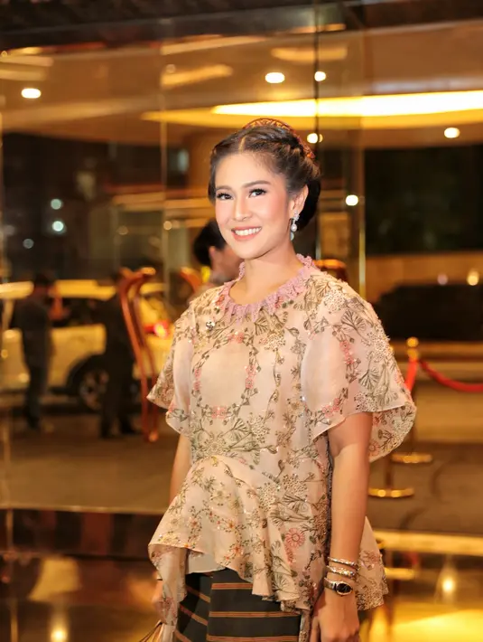 Ia juga melihat kesan intim acara resepsi tersebut. Tidak banyak tamu undangan, hanya dihadiri oleh keluarga dan sahabat dekat. "Suasana di dalam akrab sekali ya, ada teman-teman lama, semua pada ngumpul," kata Dian. (Adrian Putra/Bintang.com)